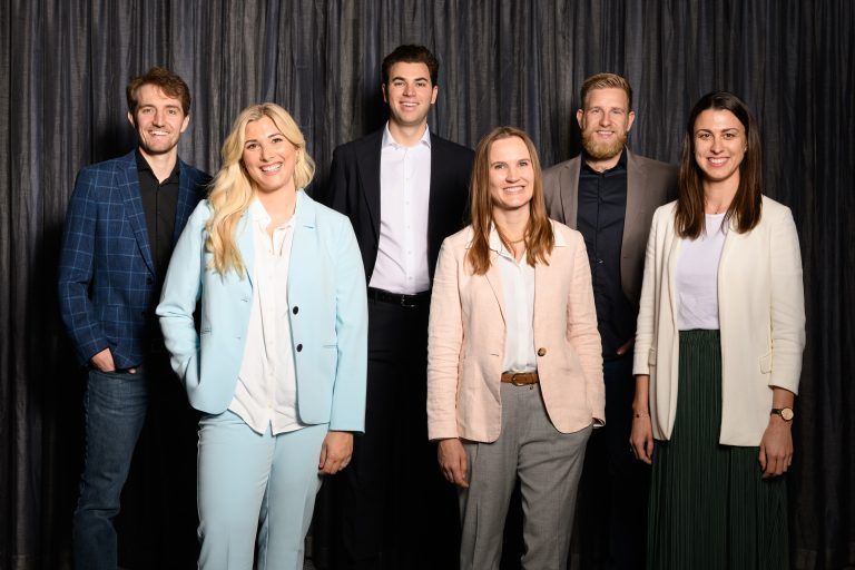 Tim Mittelberger mit dem Vorstandsteam der Jungen Wirtschaft: Linda Meixner, Geschäftsführerin bei Meixner Kommunikationsdesign, Gründerin Offline Institute; Vera Klien, geschäftsführende Gesellschafterin von Klien Executive Search; Alexander Deuring von der Industriefirmengruppe Deuring Group GmbH; Philipp Peer, Inhaber der IT & Business Consultingfirma PEER e.U; mit Julia Hammerer.