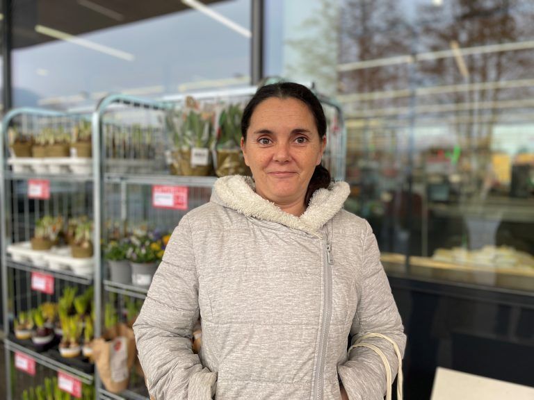Nicole Schrank (44) schaut beim Einkaufen gezielt auf Aktionen. <span class="copyright">VN/Ertl</span>