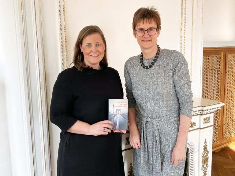 Organisatorin Verena Burtscher (Villa Falkenhorst) und Helga Reder (Tyrolia).