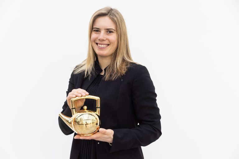 Die "Goldene Teekanne" für die beste Skisportlerin Österreichs durfte Katharina Liensberger im April 2022 in Empfang nehmen. <span class="copyright">gepa</span>