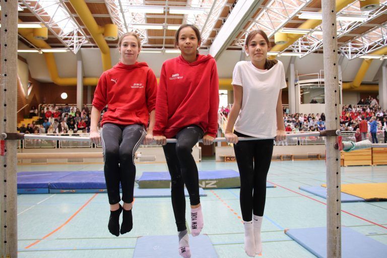 Sophie, Marissa und Isabela zeigten Übungen am Reck.