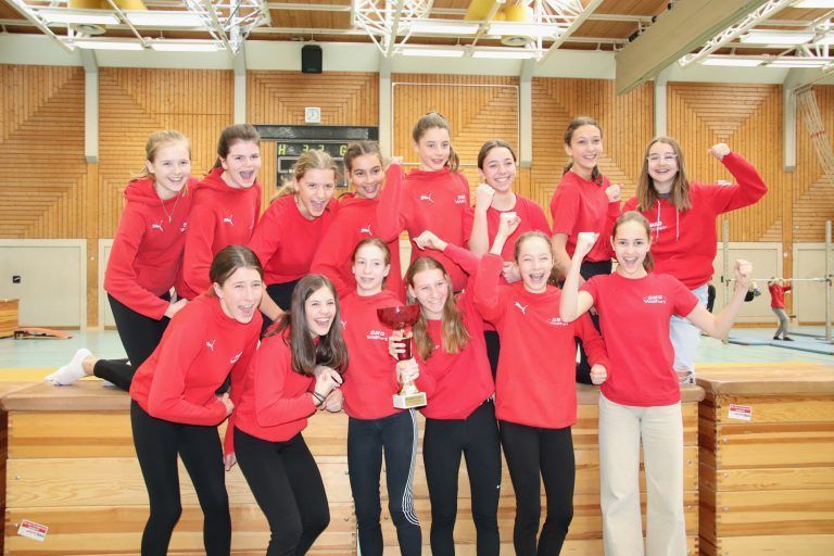 Jubel über den Sieg bei den Mädchen der 4a Klasse. <span class="copyright">Alle Bilder: NAM</span>