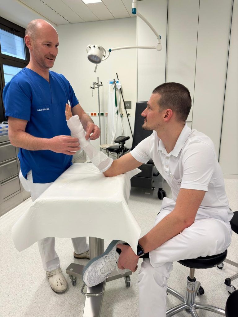 Ulrich Bachmeier bei seiner Arbeit als Gipser. Er weiß genau, wie er mit seinen Patienten am besten umgeht.