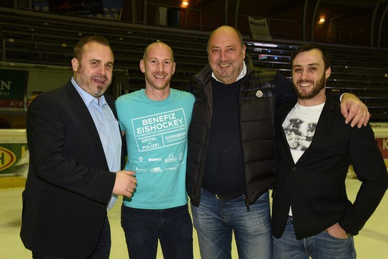 Uli Bachmeier neben Richi Schnetzer (zweiter von rechts) und mit anderen Freunden: Schnetzer und er sind gute Freunde geworden. Bachmeier