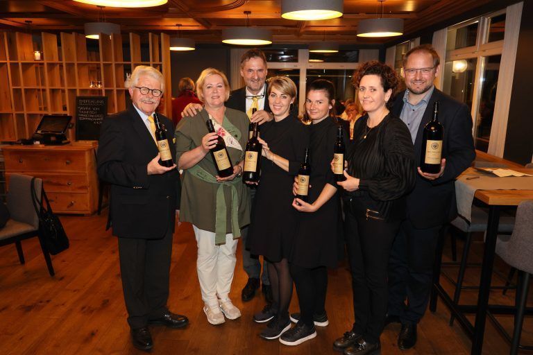 VSOV-Präsident Willi Hirsch, Andrea und Thomas Beck, Annalena Gaßner und Nadege Meyer vom „Gufers55“, Winzerpaar Petra und Wolfgang Frauwallner. AME