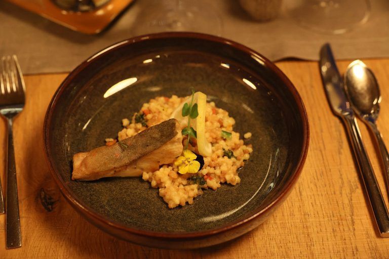 Das Brandner Saiblingsfilet mit Fregola Sarda und Salsa Verde.