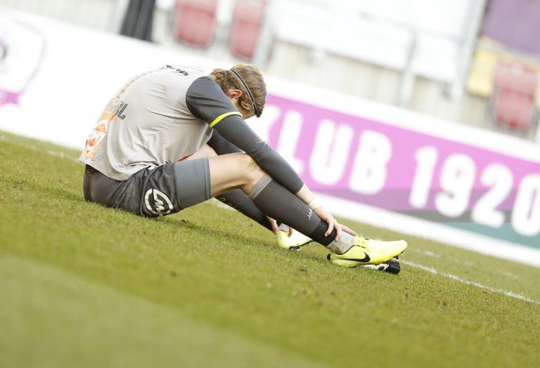Am Boden zerstört: Das Bild von Altach-Keeper Andreas Jungdal offenbart die momentane Verfassung der SCRA-Spieler. Als Mannschaft klappt einfach gar nichts.apa