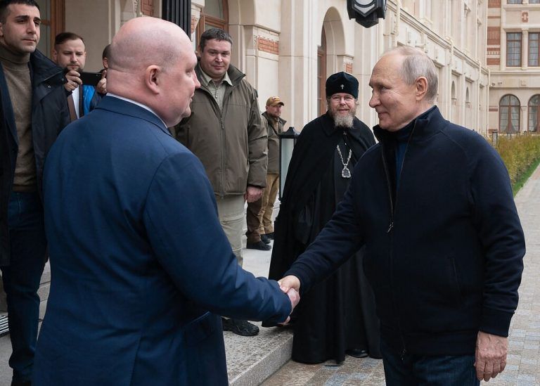 Am Samstag reiste Putin (r.) auf die annektierte Halbinsel Krim.RPPO
