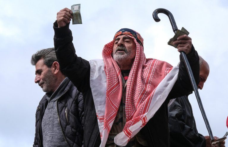 Bei einem Protest gegen die verschlechterte Wirtschaftslage in Beirut hält ein Mann einen libanesischen Geldschein in die Höhe. RTS