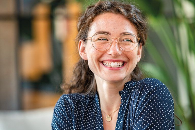 Brille statt Kontaktlinsen: Wenn die Pollensaison beginnt, könnte dies hilfreich sein.