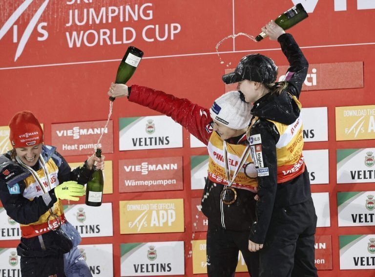 Champagnerdusche für Eva Pinkelnig.