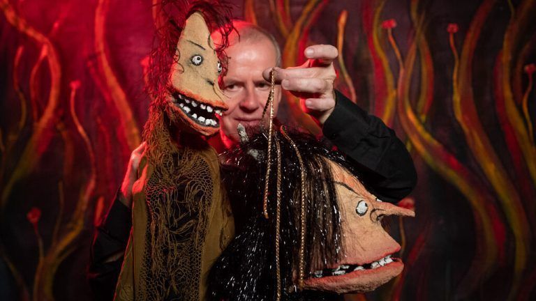 Christoph Bochdansky lädt Kinder zum Puppenspiel ins Gemeindehaus ein. Dort wird das Märchen „Der Teufel mit den drei goldenen Haaren“ gezeigt.Christoph Bochdansky