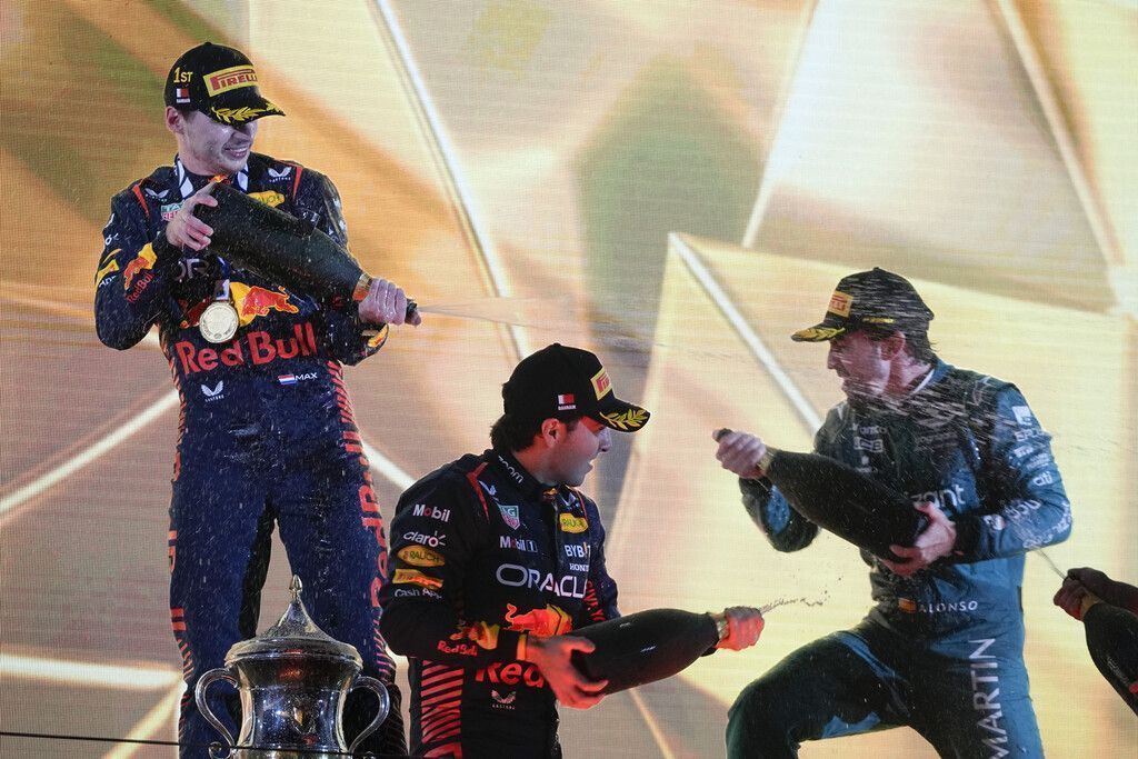 Red Bull spaziert,  Alonso liefert die Show