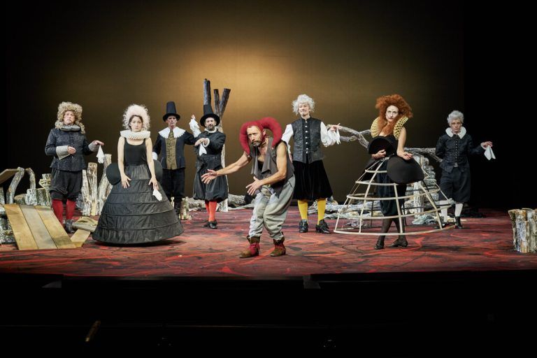Das siebenköpfige Schauspielerensemble schlüpft während des Abends in rund 40 verschiedene Rollen. OLIVER FANTITSCH