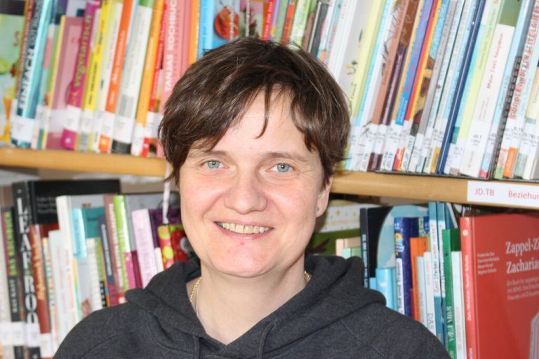 Das, was in meinen Augen die SOB so attraktiv macht, ist die umfangreiche Fachkompetenz, die ich mir über die Pflegeassistenz hinaus als Fachsozialbetreuerin aneignen konnte. Diese Kompetenz darf ich nun im Diplomjahr vertiefen und ausbauen. Wertschätzung, Autonomie, Respekt, Empathie – was für große Worte deren Bedeutung ich erst jetzt wirklich zu leben lerne. Eine Bereicherung für’s Berufs-und auch für mein Privatleben! Judith Peter, Ausbildung Diplom-Altenarbeit