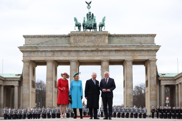 Der deutsche Bundespräsident Frank-Walter Steinmeier und seine Ehefrau Elke Büdenbender haben Charles und Camilla mit militärischen Ehren am Brandenburger Tor empfangen. AFP