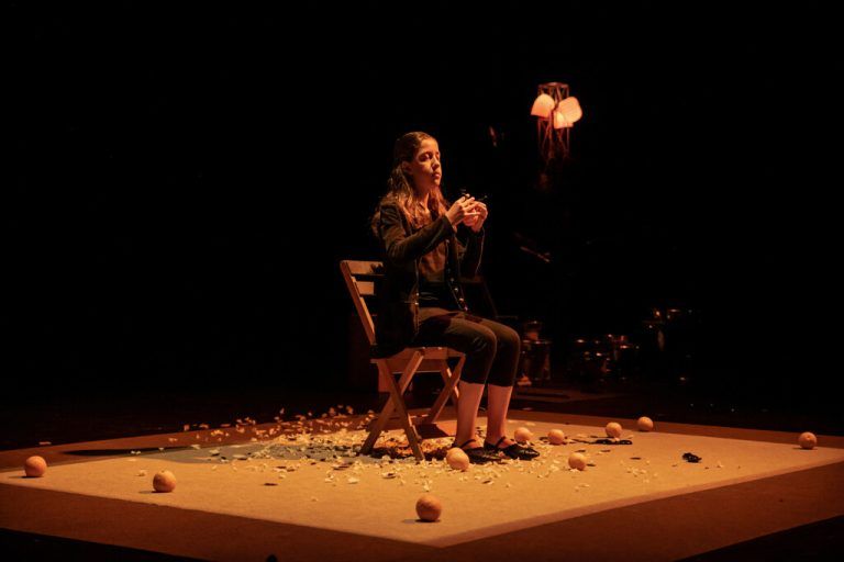 Der „Seises“ wird ursprünglich von sechs (Spanisch: seis) Kindern (heute sind es zehn) in traditioneller Kleidung des 16. Jahrhunderts zu drei Anlässen im Jahr aufgeführt.Natalia Benosilio