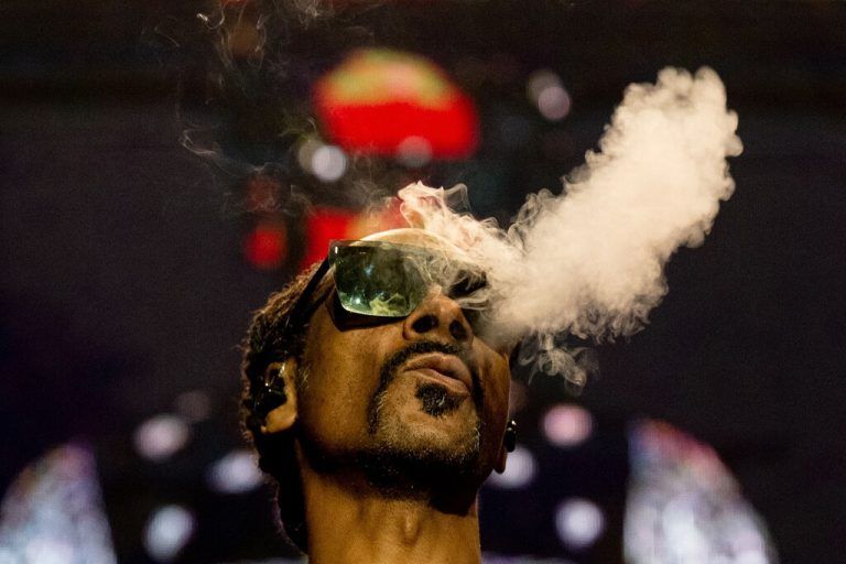 Der US-Rapper Calvin Cordozar Broadus Jr. alias Snoop Dogg betritt rauchend die Bühne der Accor Arena von Bercy in Paris. AFP