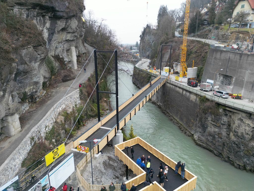 Die 65 Meter lange und 60 Tonnen schwere provisorische Brücke über die Ill und die Aussichtsplattform wurden eröffnet. VN/Hartinger
