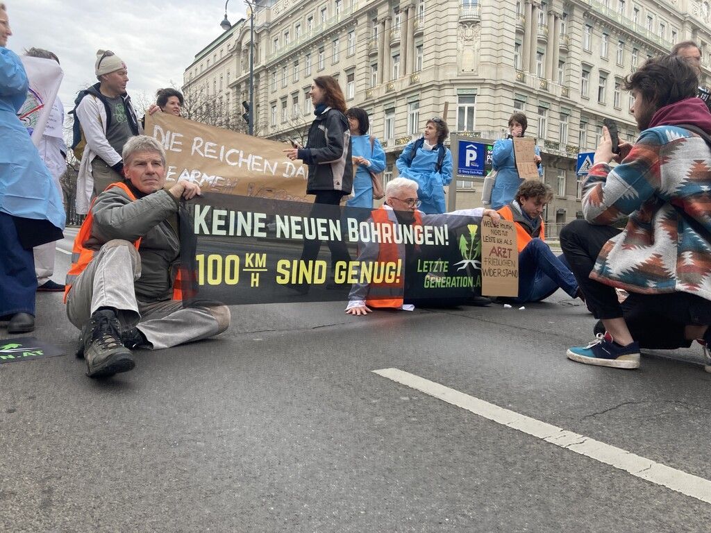 Klimaaktivisten ­blockieren Ringstraße in Wien
