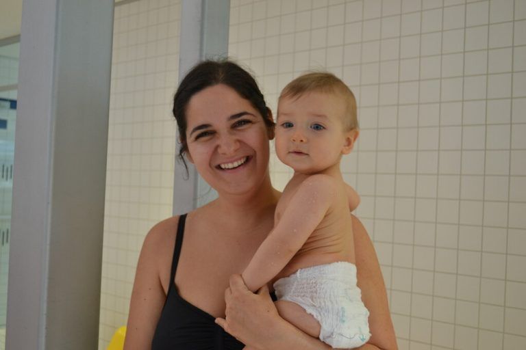 Die Babys entwickeln auf einfache Weise ein gutes Gefühl für das Wasser. Zudem ist das Babyschwimmen gut für die Feinmotorik. Inzwischen ist sogar schon leichtes Untertauchen möglich. Laura Krebes mit Sohn Valentin, Feldkirch