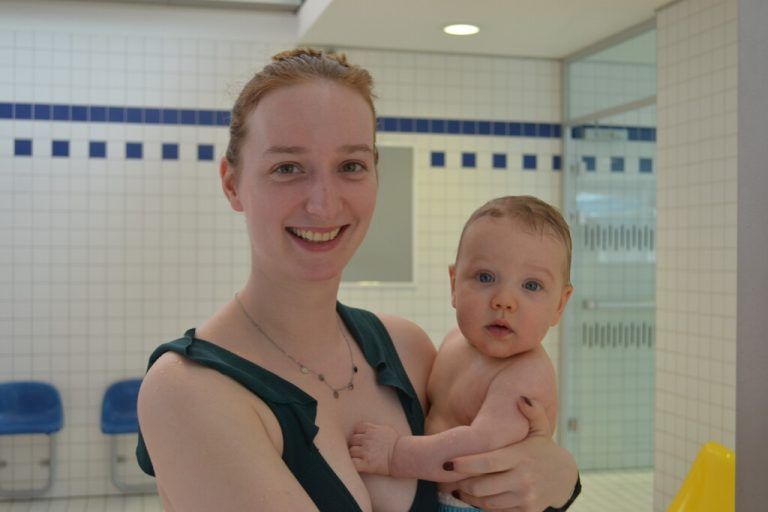 Die Babys lernen viel über das Körpergefühl im Wasser. Das Babyschwimmen ist auch eine gute Voraussetzung für den späteren Umgang mit Wasser, und Petra macht es hervorragend. Susanne Schnetzer mit Sohn Pius, Götzis