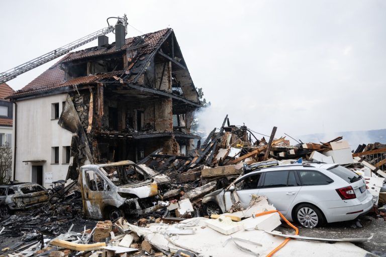 Die Explosion hat ein Trümmerfeld hinterlassen. Eine Person konnte nur mehr tot geborgen werden. Vier Menschen wurden verletzt. dpa