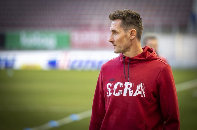 Die Leistung in Hälfte eins kann Cheftrainer Miroslav Klose nicht akzeptieren.gepa