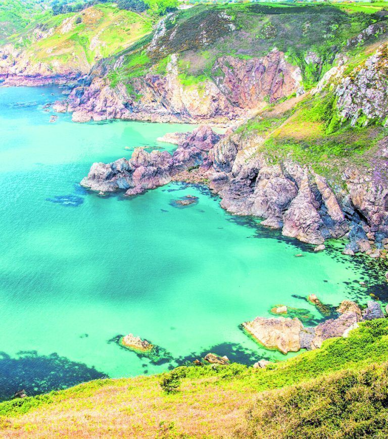 Die malerische Küste der Kanalinsel: Auf Rundfahrten kann man immer wieder stehenbleiben und den Blick genießen. Shutterstock