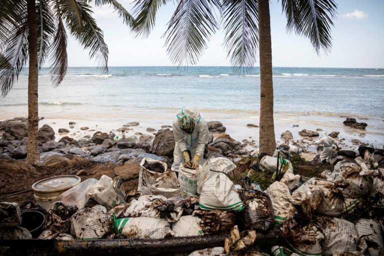 Die Ölkatastrophe betrifft mehr als 140.000 Menschen – abgesehen von den Schäden für die Ökosysteme im Meer. reuters