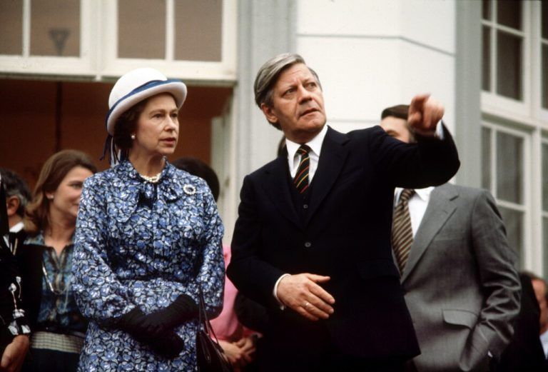 Die Queen gemeinsan mit dem damaligen deutschen Bundeskanzler Helmut Schmidt beim Staatsbesuch 1978. afp
