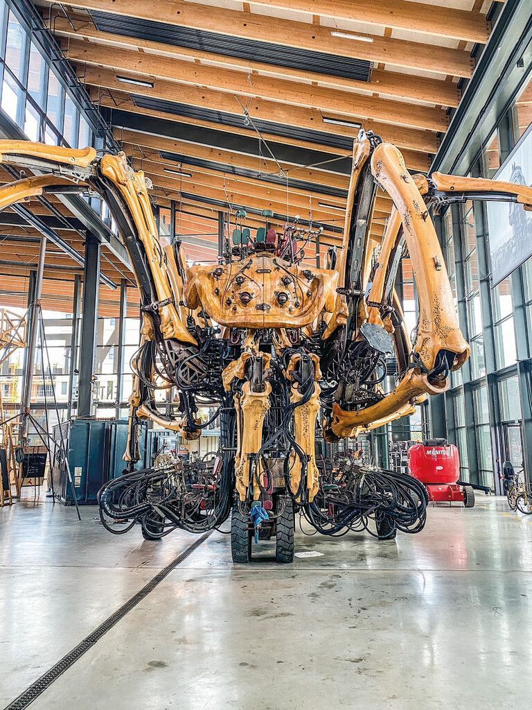 Surreale Welt aus Kunst und Technik