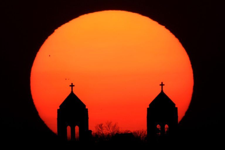 Die Sonne geht hinter den Zwillingstürmen der Baptistenkirche Hosanna Karen in Kansas City in den USA unter. AP