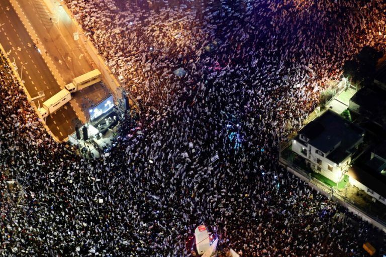 Diese Luftaufnahme zeigt eine Menschenmasse in Tel Aviv, die gegen das umstrittene Justizreformgesetz der israelischen Regierung protestiert. AFP