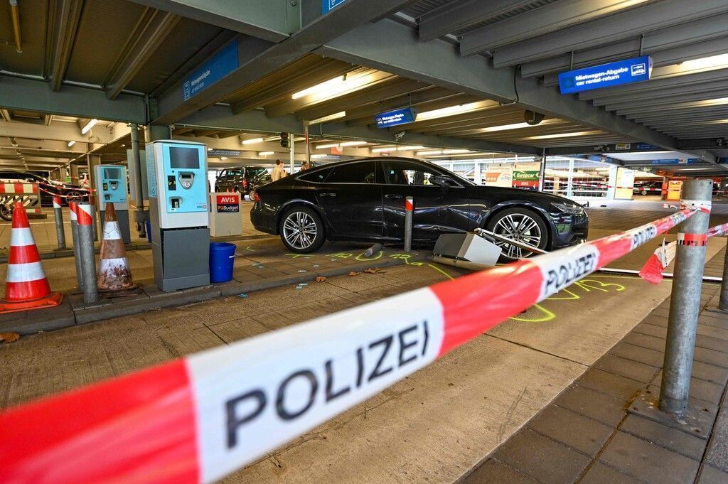 Autofahrer fährt in Parkhaus gezielt mehrere Menschen an