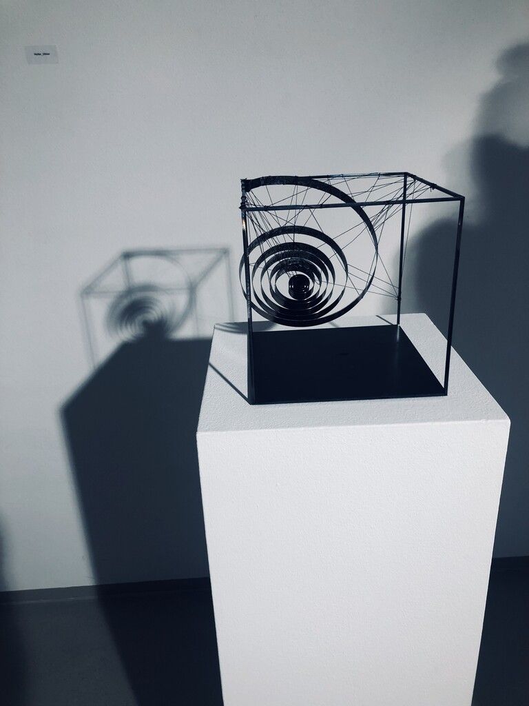 Ein Objekt aus der Serie „Wer hat an der Uhr gedreht?“ des Künstlerinnen-Duos Heller.Ulmer.