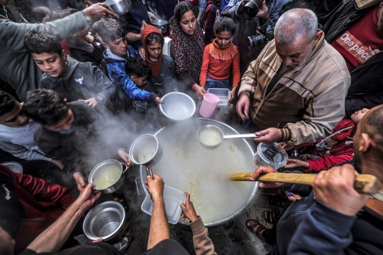 Ein Palästinenser verteilt anlässlich des Fastenmonats Ramadan in Gaza Suppe an verarmte Jugendliche, um damit ihr Fasten zu brechen. AFP