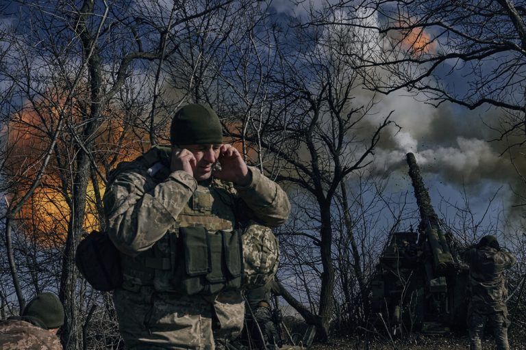 Ein ukrainischer Soldat feuert auf russische Stellungen nahe Bachmut.Ap