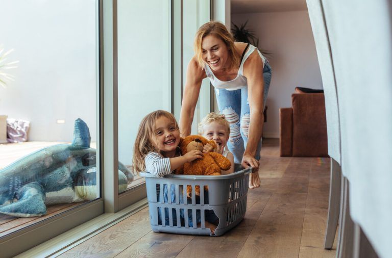 Entgegen landläufiger Meinung ist Parkett robust und langlebig und damit auch bestens für Haushalte mit Kindern geeignet. Jacob Lund/AdobeStock/PIK