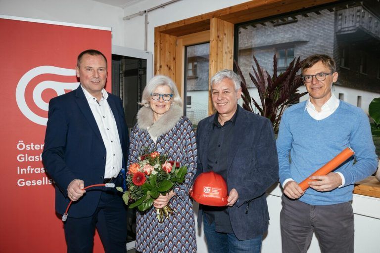 Eröffnung Mit der Eröffnung eines Standorts in Alberschwende setzt die Österreichische Glasfaser-Infrastrukturgesellschaft (öGIG) ein Zeichen auf dem Weg zum Ausbau des Glasfasernetzes in Vorarlberg. Im Bild: Hartwig Tauber, Michael Mulej, Christian Nemeth (öGIG) mit Bürgermeisterin Angelika Schwarzmann. mathis