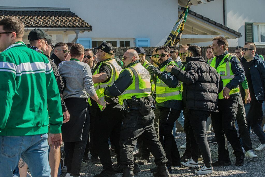 Ausschreitungen beim ­Lokalderby in Lustenau: Wer war schuld? »A8, C2