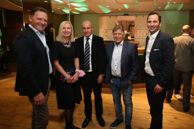 FIS-Präsident Johan Eliasch (r.), hier im Bild mit ÖSV-Präsidentin Roswitha Stadlober und Patrick Ortlieb, stehen bezüglich Rennkalender heikle Zeiten bevor. gepa