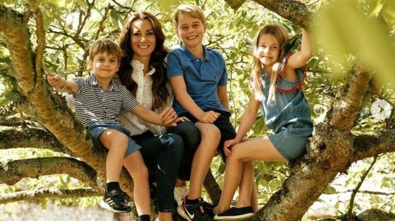 Foto zum Muttertag: Prinzessin Kate mit ihren Kindern George, Charlotte, Louis. ap