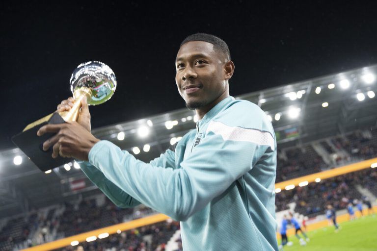 Für den verletzten ÖFB-Star David Alaba gab es vor dem Anpfiff noch die Auszeichnung für den „Fußballer des Jahres 2022“.apa