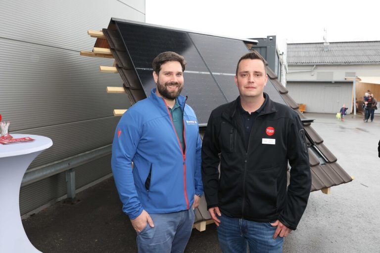 Gabriel Erhard und Stefan Wachter (Bereichsleiter Elektro und PV).