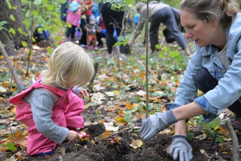 Gemeinsames Pflanzen bei „Jedem Kind ein Baum“.