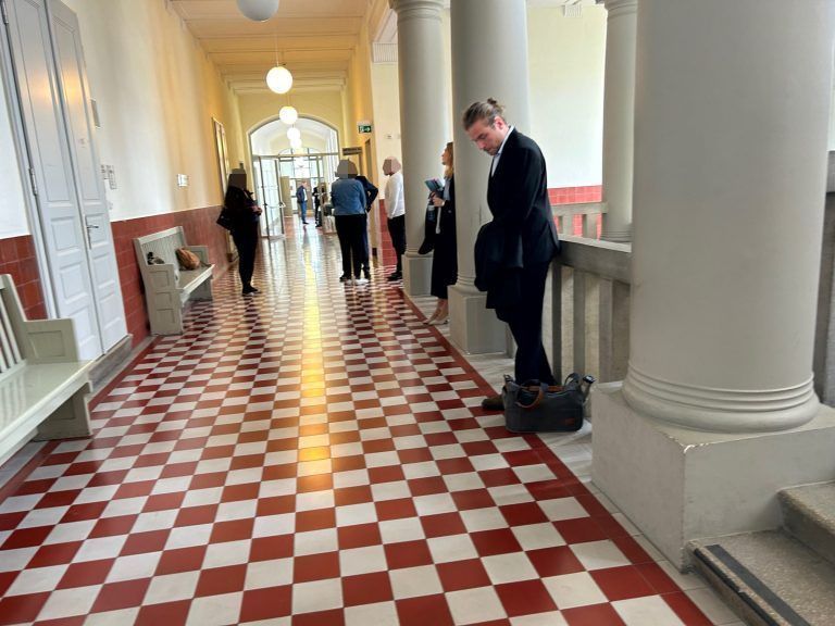 Vor dem Prozess: Privatbeteiligtenvertreter, Verteidiger, Staatsanwältin und Angeklagter warten auf den Aufruf zur Verhandlung. <span class="copyright">vn/gs</span>