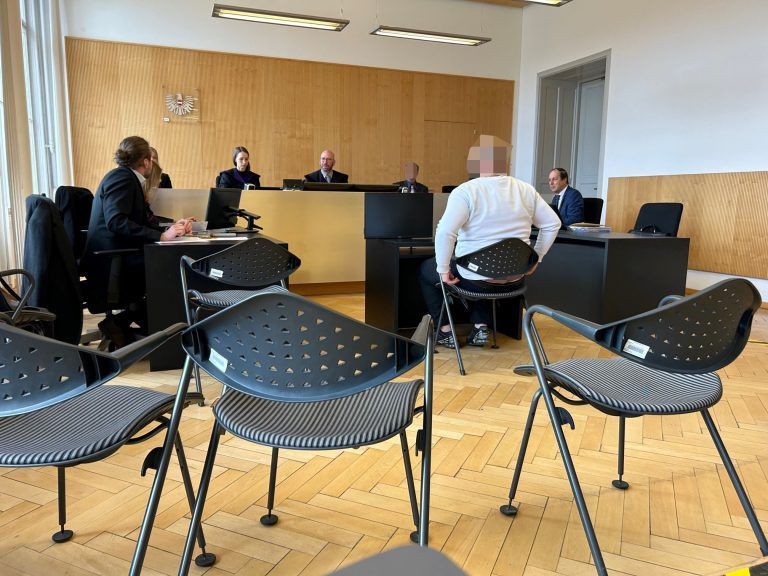 Der Angeklagte vor dem Schöffensenat unter dem Vorsitz von Richter Richard Gschwenter. <span class="copyright">vn/gs</span>