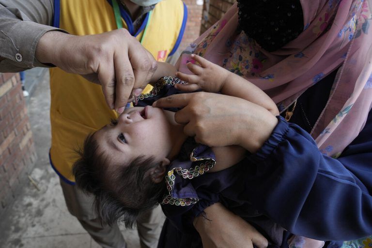 Gesundheitsmitarbeiter verabreichen einem Kind in der pakistanischen Stadt Lahore einen Polio-Impfstoff. AP