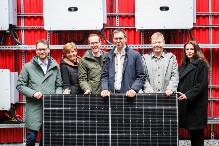 Grüner Strom Auf den Dachflächen der Hallen 5, 9, 11 im Messequartier wurde eine Photovoltaikanlage mit 6612 Quadratmetern in Betrieb genommen. Investiert wurde dafür 1,1 Millionen Euro. Im Bild: Daniel Zadra, Sabine Tichy-Treimel, Martin Dechant, Markus Wallner, Helmut Burtscher, Karin Feurstein-Pichler. messe